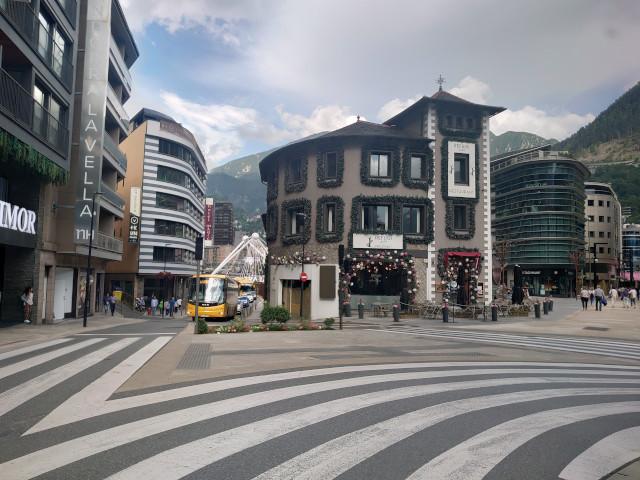 Tmavé budovy v Andorre